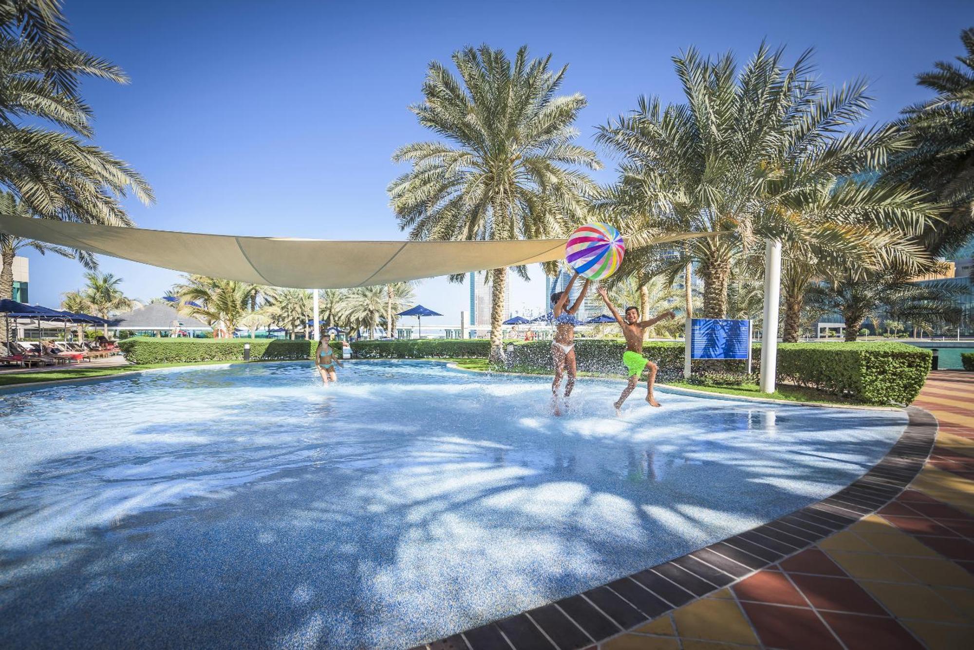 فندق الشاطىء روتانا - أبوظبي أبو ظبي المظهر الخارجي الصورة The swimming pool at the resort