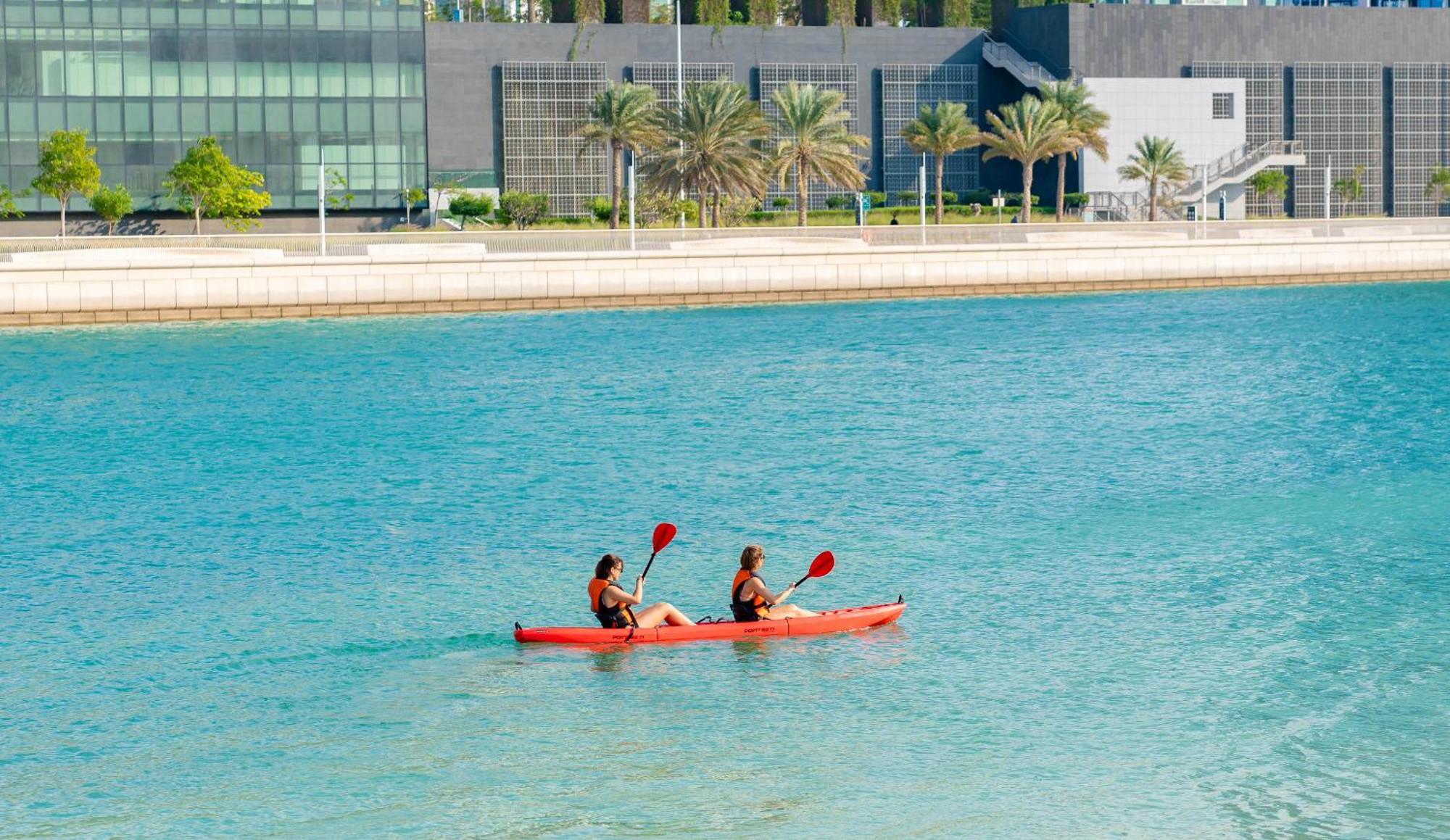 فندق الشاطىء روتانا - أبوظبي أبو ظبي المظهر الخارجي الصورة Kayaking at the lagoon
