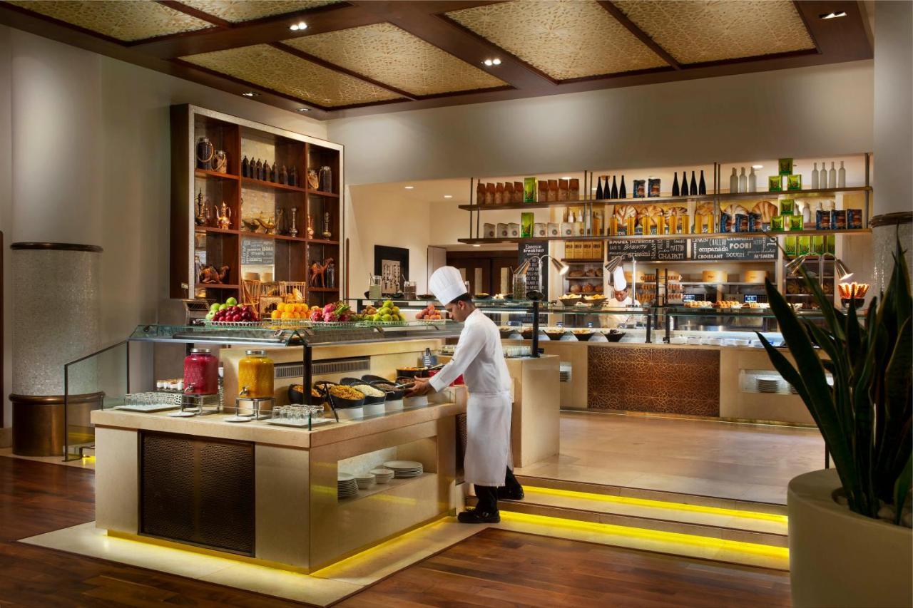 فندق الشاطىء روتانا - أبوظبي أبو ظبي المظهر الخارجي الصورة The buffet at the hotel's restaurant, The Terrace